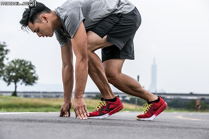 極輕厚底跑鞋 HOKA TRACER 2 輕盈開箱