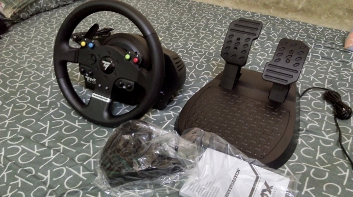 入門級 THRUSTMASTER TMX 力回饋方向盤 開箱
