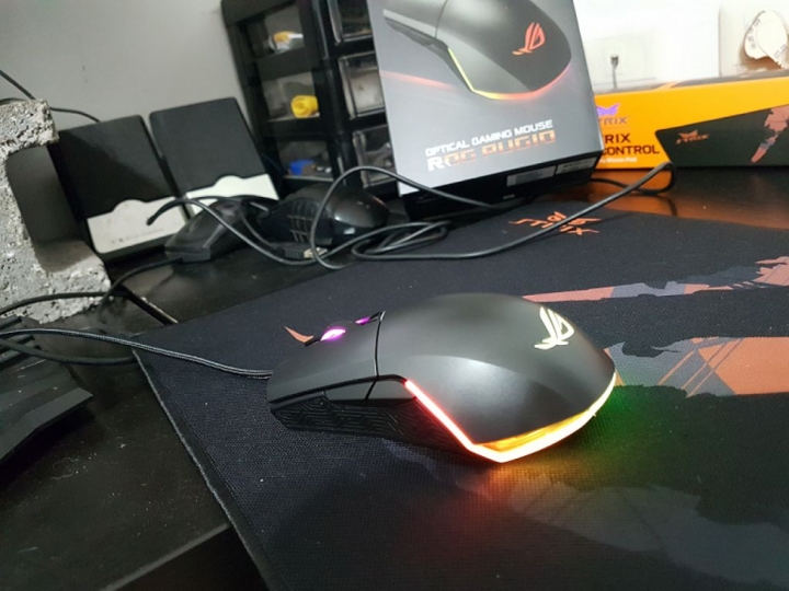夜店風的電競滑鼠ROG PUGIO