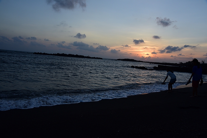 林園不只有石化廠,有浪漫的夕陽黃昏,秋風吹起了河邊芒花羽狀白一片的蒼茫。