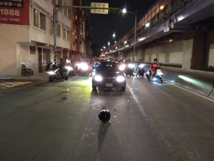 剛剛晚上下班騎著新車ADD 110...然後被一個準備去拿手機的汽車撞飛了...SJ4000錄影(11/21更新)