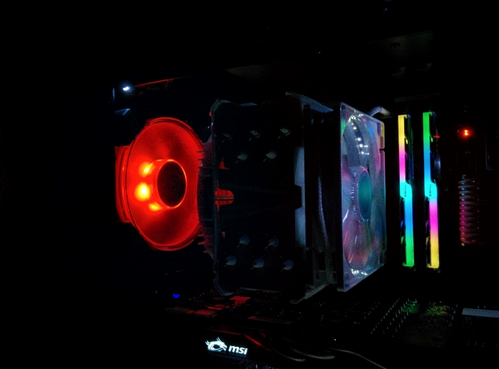機殼的故事II-番外篇【估拎估拎閃閃發亮IN WIN PL850W RGB 電源供應器】