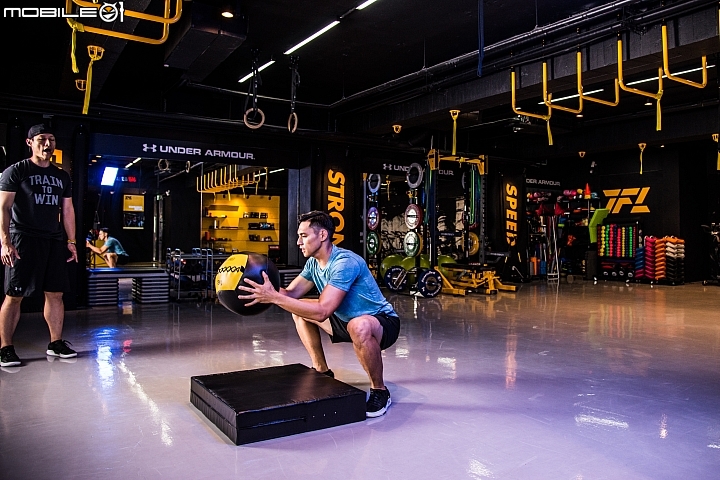 〔開箱實測〕為健身狂人打造 UNDER ARMOUR AMP 2.0實測