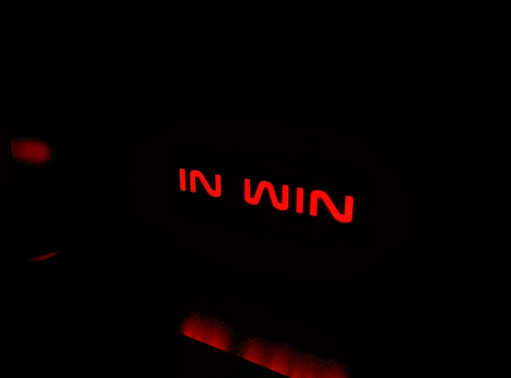 機殼的故事II-番外篇【估拎估拎閃閃發亮IN WIN PL850W RGB 電源供應器】