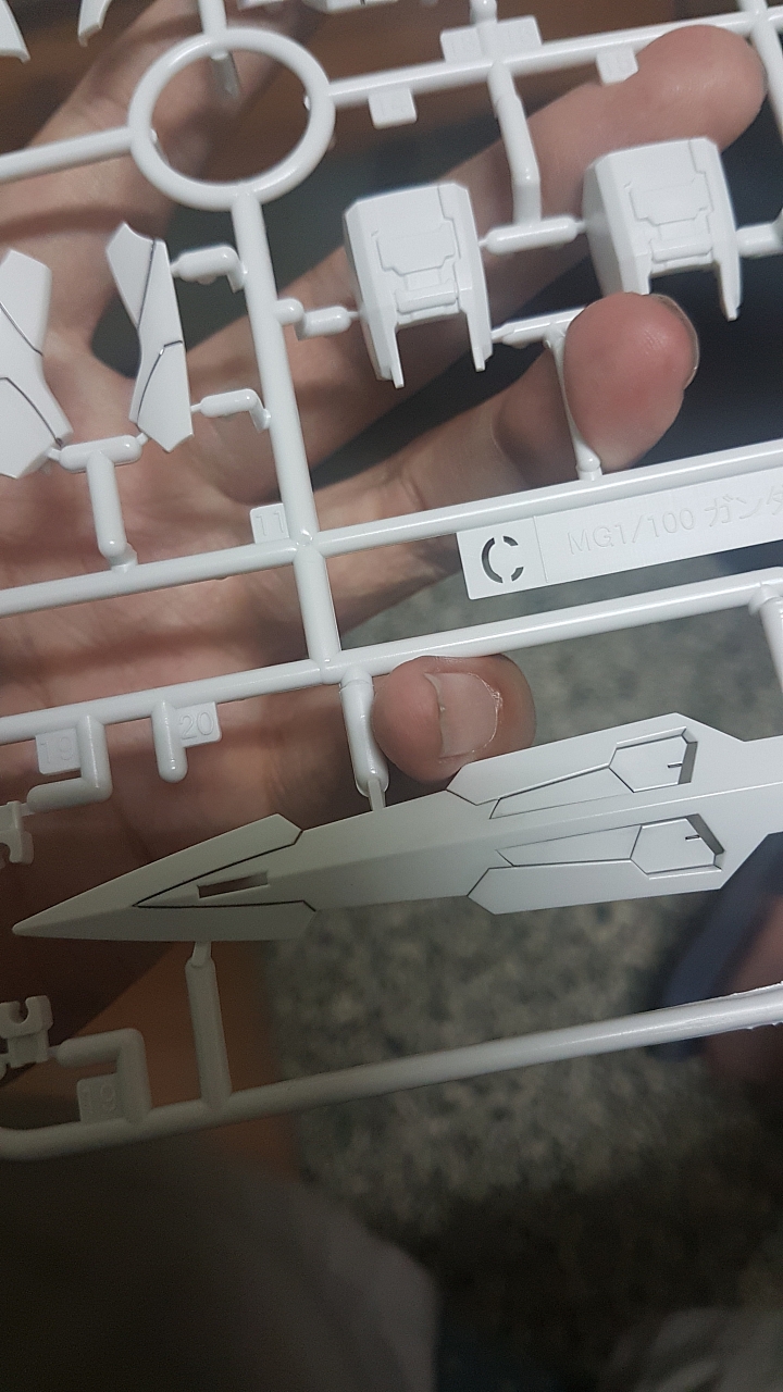 我的 MG 00 能天使 EXIA 怎麼了? 請大家入內幫我看看是否能繼續下去?
