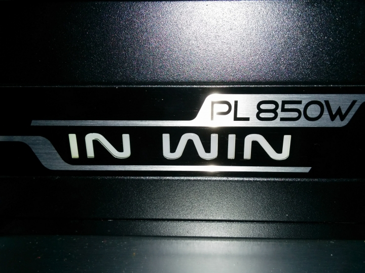 機殼的故事II-番外篇【估拎估拎閃閃發亮IN WIN PL850W RGB 電源供應器】