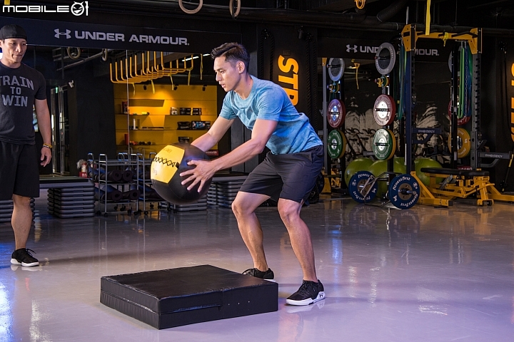 〔開箱實測〕為健身狂人打造 UNDER ARMOUR AMP 2.0實測