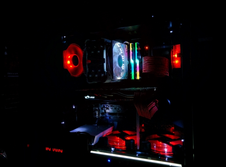 機殼的故事II-番外篇【估拎估拎閃閃發亮IN WIN PL850W RGB 電源供應器】