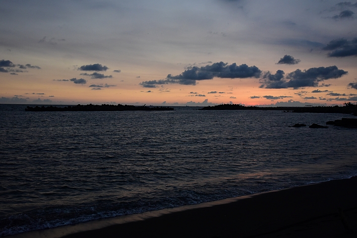 林園不只有石化廠,有浪漫的夕陽黃昏,秋風吹起了河邊芒花羽狀白一片的蒼茫。
