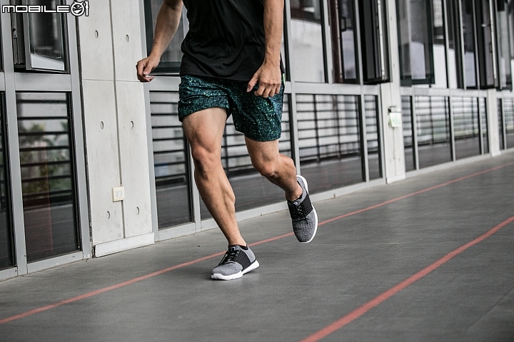 〔開箱實測〕專業時尚兩者兼具‧輕量跑鞋 Under Armour Threadborne Slingwrap