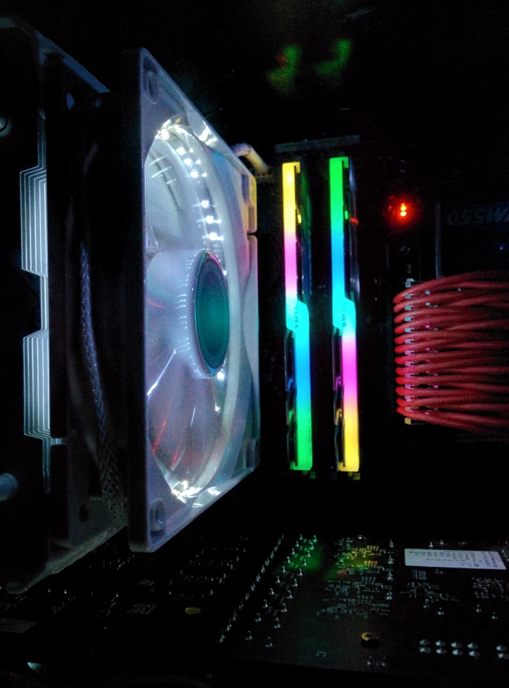 機殼的故事II-番外篇【估拎估拎閃閃發亮IN WIN PL850W RGB 電源供應器】