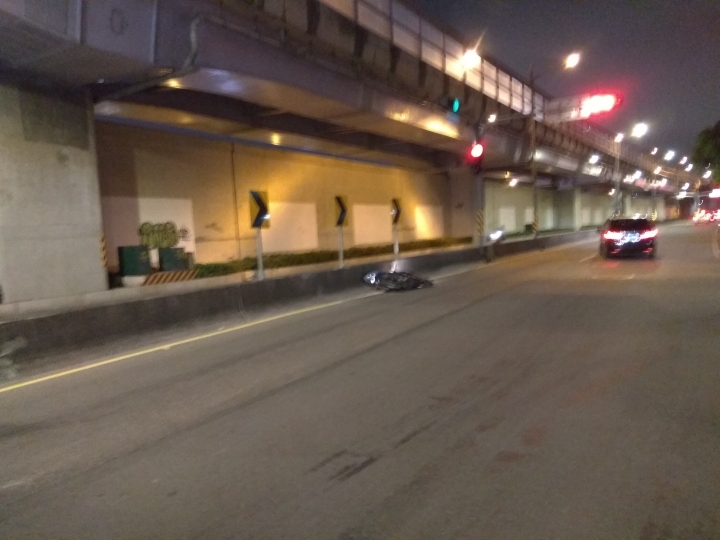 剛剛晚上下班騎著新車ADD 110...然後被一個準備去拿手機的汽車撞飛了...SJ4000錄影(11/21更新)