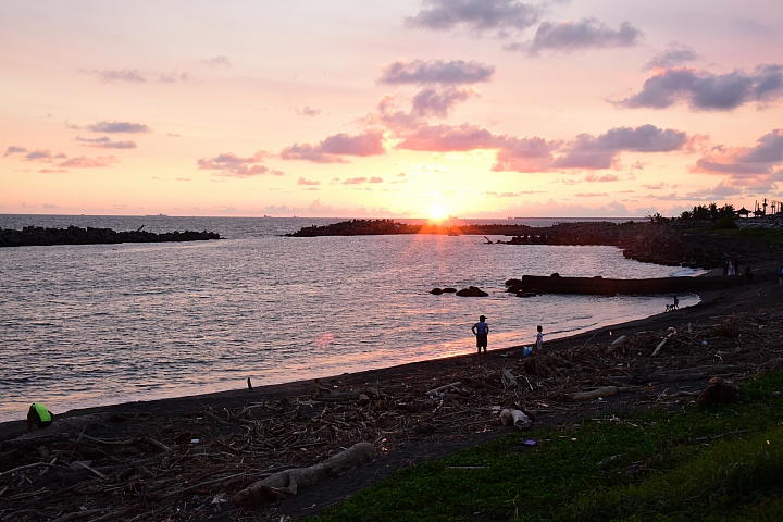 林園不只有石化廠,有浪漫的夕陽黃昏,秋風吹起了河邊芒花羽狀白一片的蒼茫。