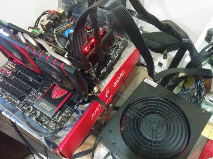 機殼的故事II-番外篇【估拎估拎閃閃發亮IN WIN PL850W RGB 電源供應器】