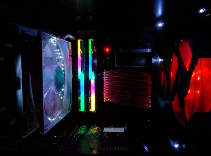機殼的故事II-番外篇【估拎估拎閃閃發亮IN WIN PL850W RGB 電源供應器】