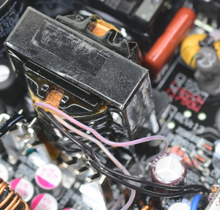 全漢Hydro PT皇鈦極V 750W簡介及測試