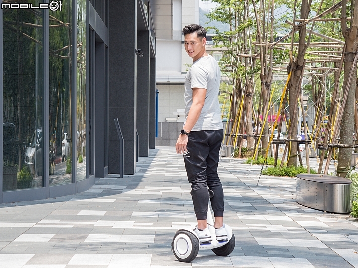 會跟隨可載物更好玩!Segway miniPLUS 體感平衡車