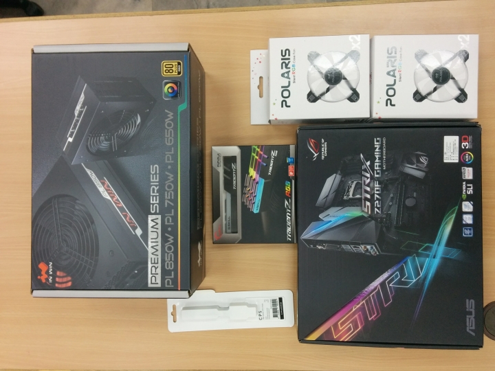 機殼的故事II-番外篇【估拎估拎閃閃發亮IN WIN PL850W RGB 電源供應器】