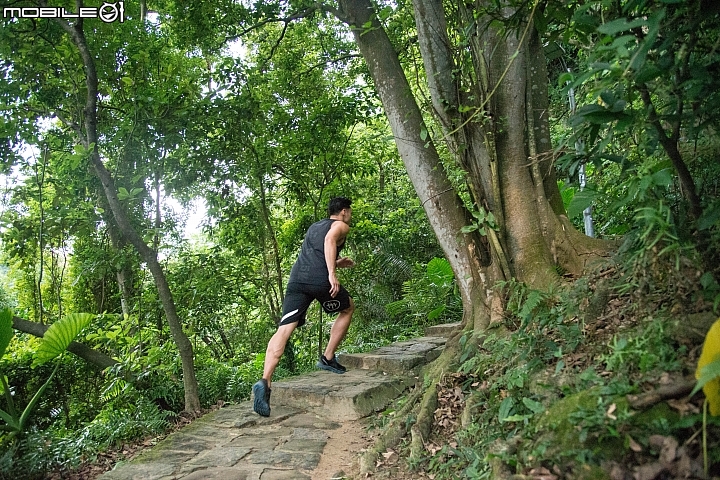 〔開箱實測〕整片山谷都是我的跑道  實著Agility Charge Flex Gore-TEX越野防水鞋