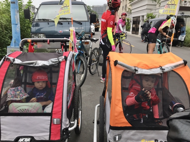安安爸的拖車日記-安安家族錄影初體驗(向左走向右走)