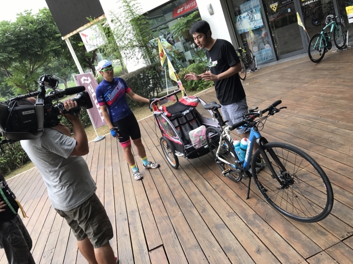 安安爸的拖車日記-安安家族錄影初體驗(向左走向右走)