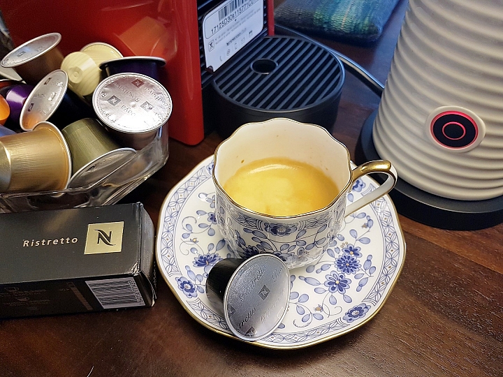 《 Nespresso Essenza Mini + Aeroccino 在手 咖啡大師我有》