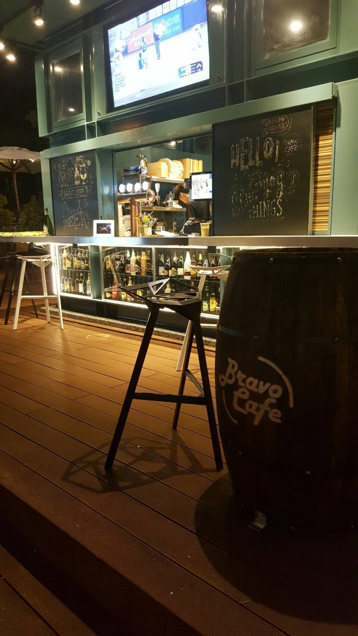 【南港美食-Bravo Cafe布娜飛小酒館】終於有個可以聚會喝酒的地方啦!