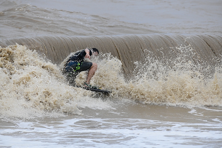 D850拍衝浪初體驗,衝浪似乎成了泡泥水浴。