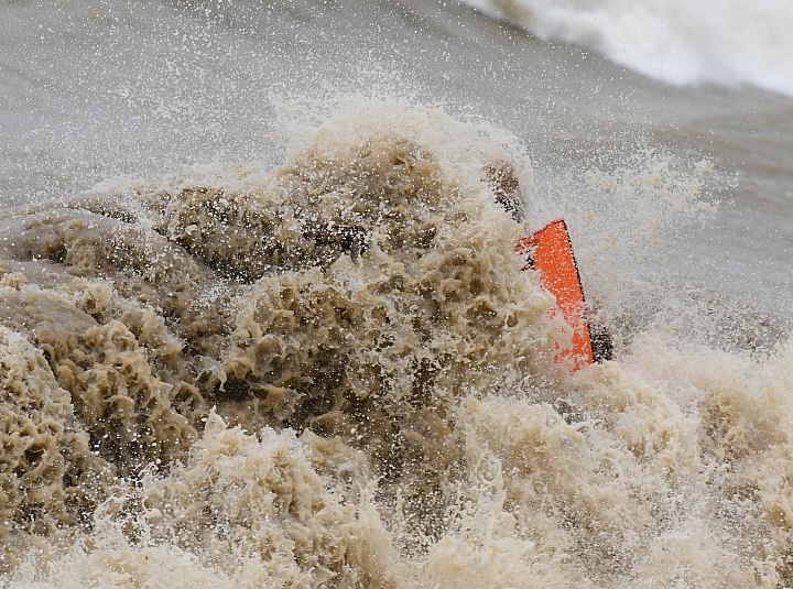 D850拍衝浪初體驗,衝浪似乎成了泡泥水浴。