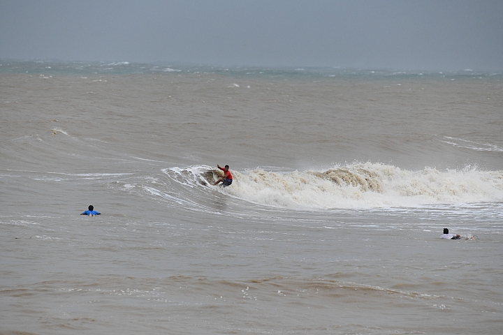 D850拍衝浪初體驗,衝浪似乎成了泡泥水浴。