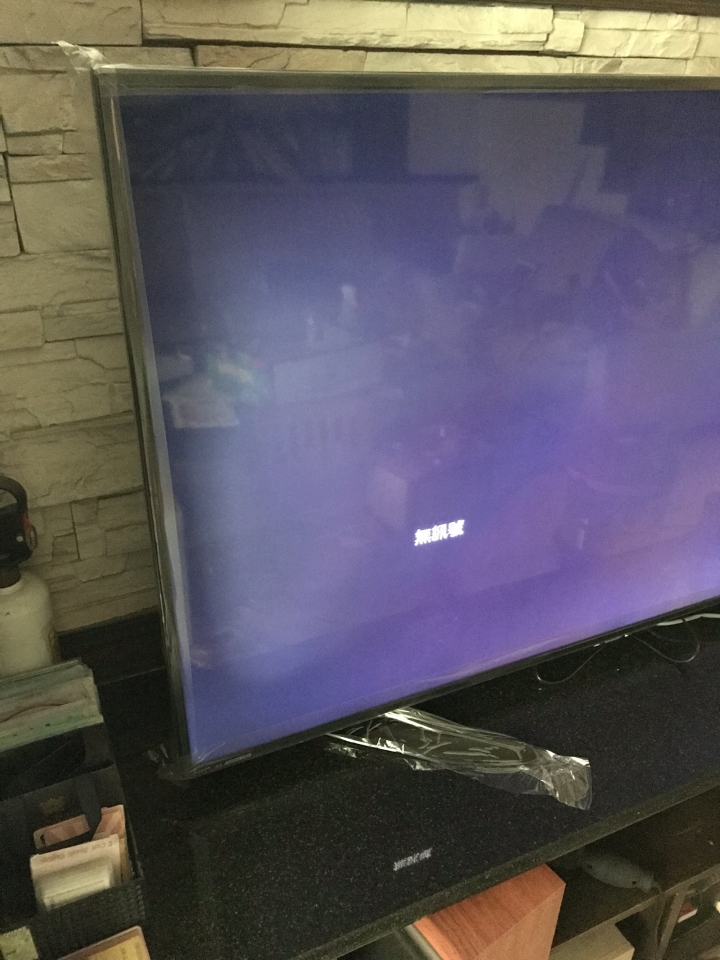 不太知道這樣正不正常啊.....有高人知道可以給建議嗎? SHARP LC-58U30MT 4K DTV 螢幕灰塊