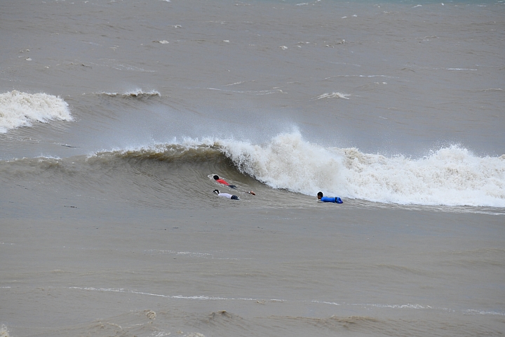 D850拍衝浪初體驗,衝浪似乎成了泡泥水浴。