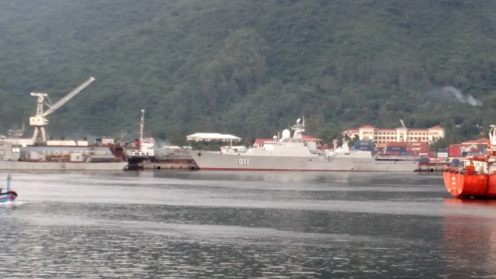 越南峴港市仙沙港裡面的越南最現代化軍艦