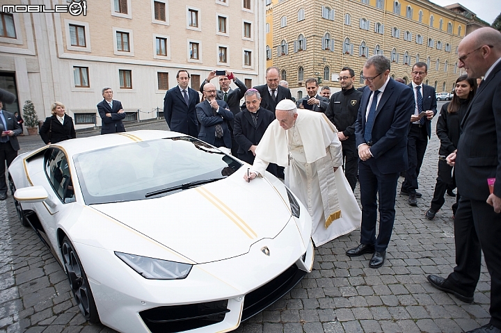 【海外新訊】感恩！讚嘆！ 教宗獲贈Lamborghini Huracan