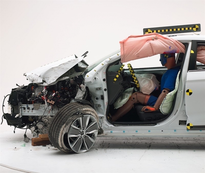 Hyundai IONIQ Hybrid 獲得 IIHS 撞擊測試 Top Safety Pick + 頂級安全評價