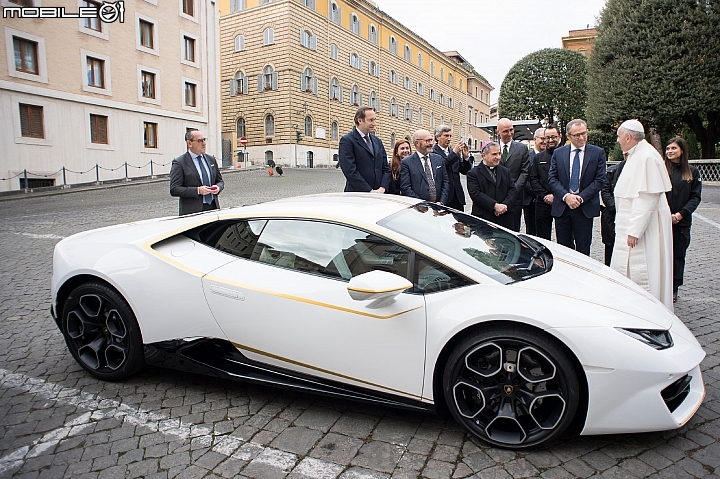 【海外新訊】感恩！讚嘆！ 教宗獲贈Lamborghini Huracan