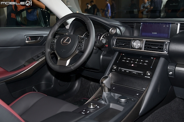 【採訪】20週年紀念最划算,Lexus IS 300 Platinum Black 鉑黑特仕車限量登場
