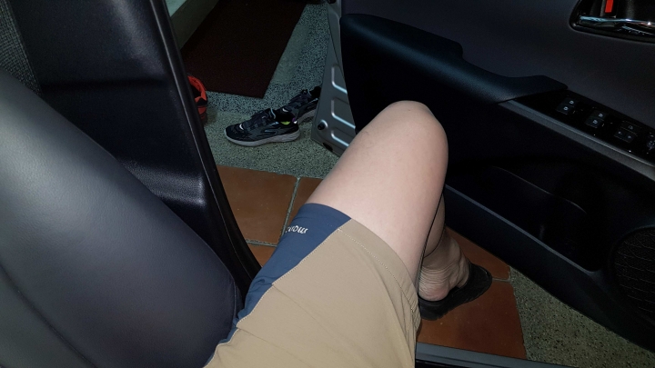 Prius 4 駕駛座皮椅左側邊緣脫皮受損