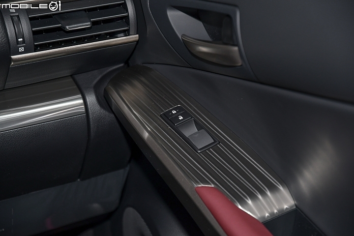 【採訪】20週年紀念最划算,Lexus IS 300 Platinum Black 鉑黑特仕車限量登場