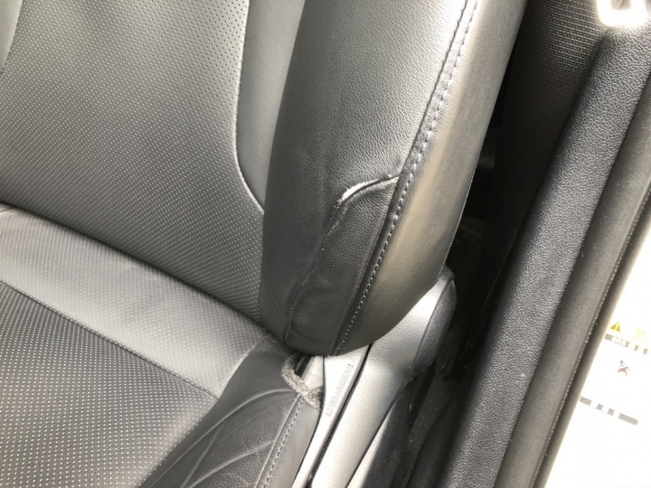 Prius 4 駕駛座皮椅左側邊緣脫皮受損