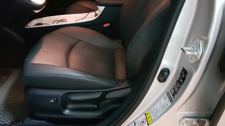 Prius 4 駕駛座皮椅左側邊緣脫皮受損