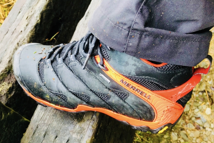 【開箱文】推薦新手入門款 MERRELL 登山鞋 強悍Chameleon7 雨晴實測