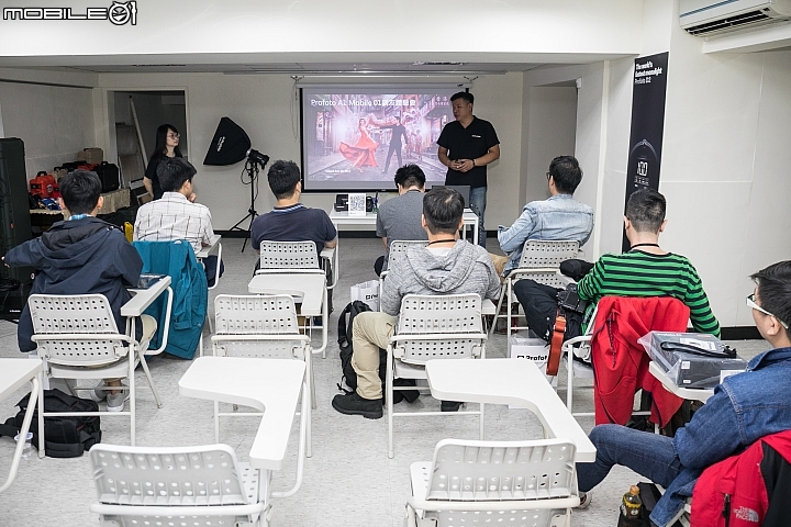 Profoto A1 閃光燈體驗會,開場由佑晟貿易銷售經理簡單產品介紹 Profoto A1 閃光燈體驗會,開場由佑晟貿易銷售經理簡單產品介紹