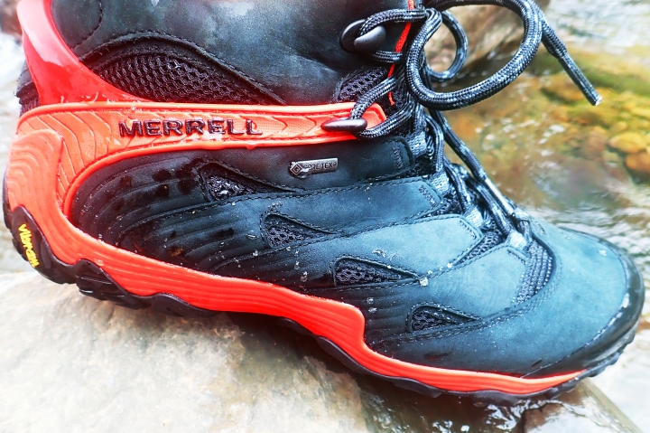 【開箱文】推薦新手入門款 MERRELL 登山鞋 強悍Chameleon7 雨晴實測