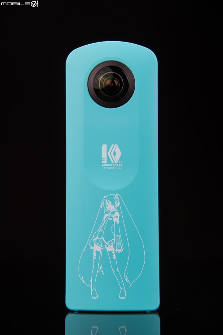Ricoh Theta SC初音未來特別紀念版!背面則是大大的初音,上面還有10週年紀念logo。 Ricoh Theta SC初音未來特別紀念版!背面則是大大的初音,上面還有10週年紀念logo。