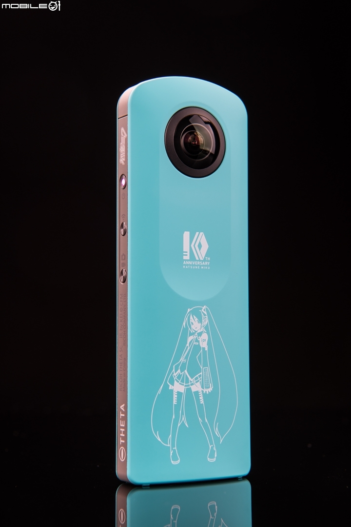 Ricoh Theta SC初音未來特別紀念版!背面則是大大的初音,上面還有10週年紀念logo。 Ricoh Theta SC初音未來特別紀念版!背面則是大大的初音,上面還有10週年紀念logo。