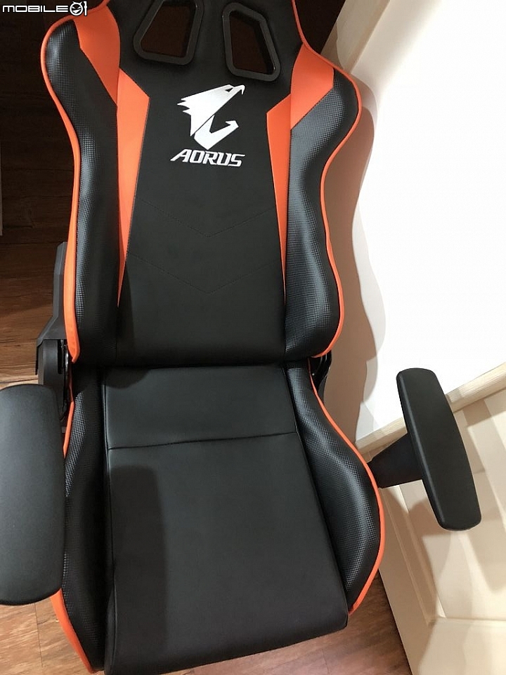 圖少簡單開箱技嘉AORUS AGC300 Gaming Gear電競椅