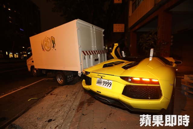 千萬藍寶堅尼疑闖紅燈追撞3車釀3傷牛頭毀