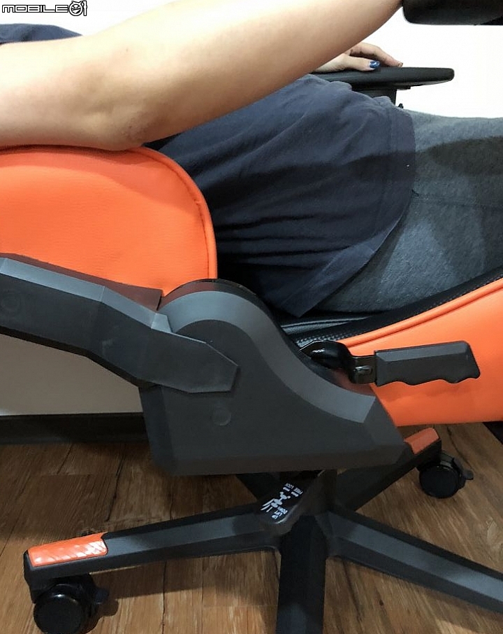 圖少簡單開箱技嘉AORUS AGC300 Gaming Gear電競椅