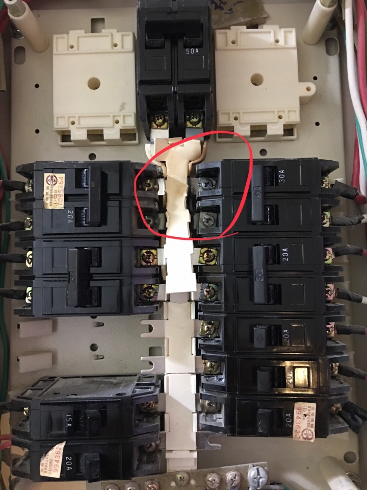 總開關電箱內塑膠片融掉了